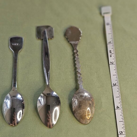 4"- 4.5" Lot of‎ 3 Vintage Yukon, Alberta, Quebec Souvenir Travel Spoons Canada - Picture 10 of 10